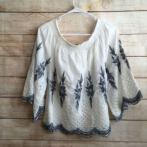 VIVID IMPORTERS EMBROIDERED BOHO TOP IN WHITE EYELET‎